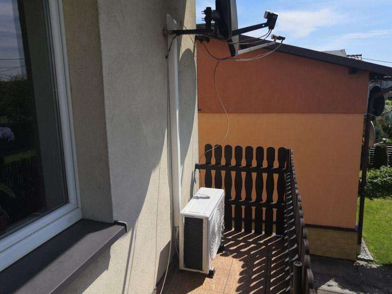 Zamontowana jednostka klimatyzatora na balkonie w Lubsku